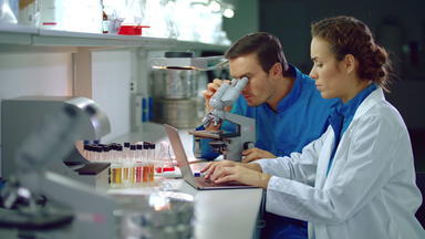 实验室<strong>研究人员</strong>工作<strong>研究</strong>显微镜科学团队工作